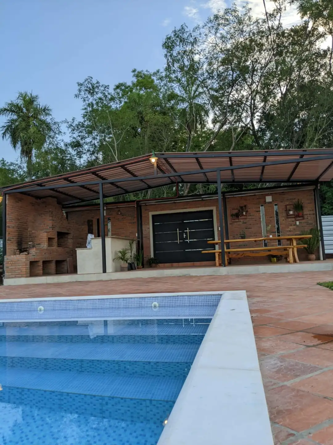 Quincho y piscina de día - Majona Ypacaraí